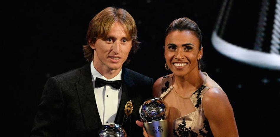 Luka Modric, del Real Madrid, y la futbolista brasileña Marta, posan tras ser galardonados con los premios ‘The Best’ de la FIFA a mejor jugador y jugadora, respectivamente, durante la entrega de premios ‘’FIFA the Best 2018’’, en Londres (Reino Unido).