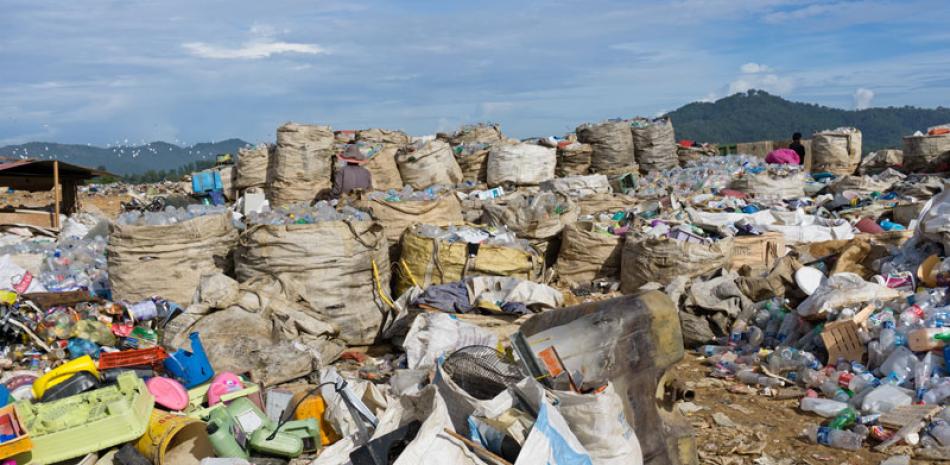 Procedencia. Entre los principales residuos peligrosos se encuentran los desechos hospitalarios, los de las industrias química, farmacéutica, del plástico, entre muchas otras.