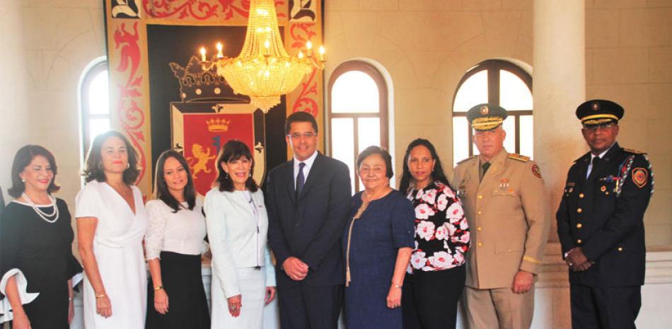 La embajadora Robin Bernstein y el alcalde David Collado acompañados de otras personalidades.