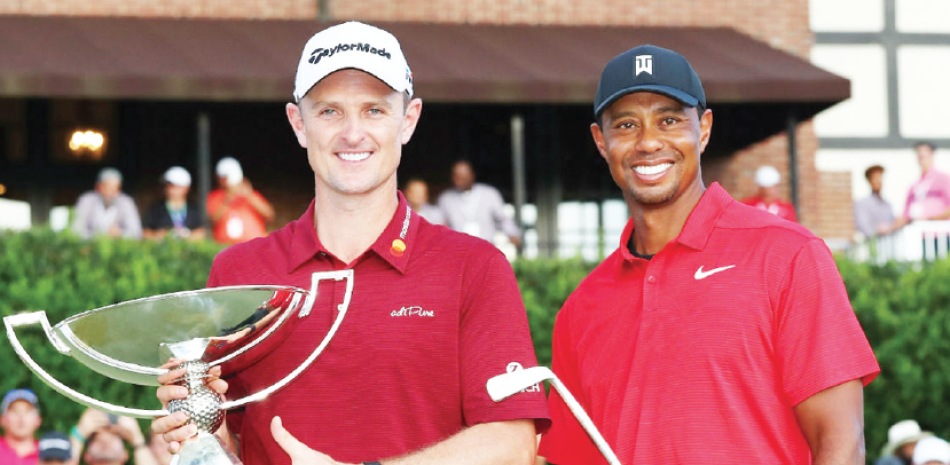 Justin Rose, ganador de la FedEx Cup, y Tiger Woods, campeón de The Tour Championship, con sus respectivos trofeos.