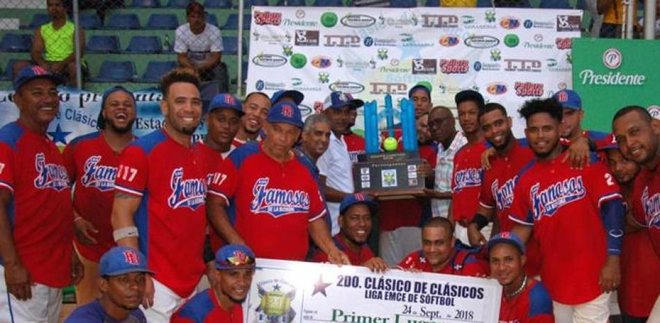 Miguel Ceballos, presidente de la liga Emce, y Nelson Well, tesorero de la Federación Dominicana de Sóftbol, entregan el trofeo de campeón al seleccionado Famosos de Tamboril.