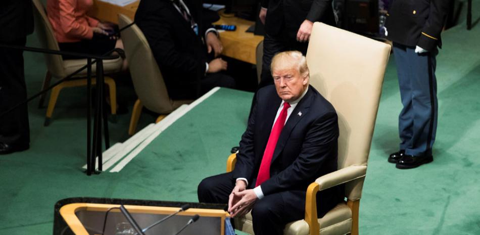 A la espera. El presidente estadounidense, Donald Trump, permanece sentado antes de ofrecer un discurso durante la sesión de apertura del debate de alto nivel de la Asamblea General de Naciones Unidas, en la sede de la ONU en Nueva York, ayer.