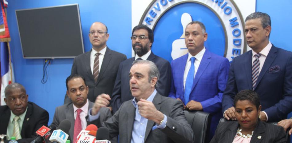 Encuentro. Luis Abinader, aspirante a la Presidencia por el Partido Revolucionario Moderno, acudió ayer al Congreso Nacional y se reunió con legisladores del bloque de esa organización.