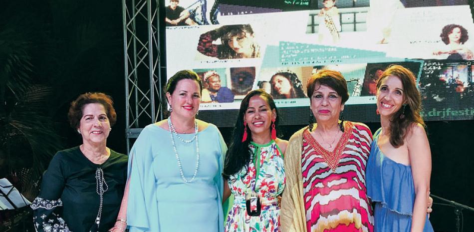 Gente. Los directivos de FEDUJAZZ, María Elena Gratereaux, Jennifer Kirkman y Lorenzo Sancassani, junto a Taty Olmos y Loly Escaño.