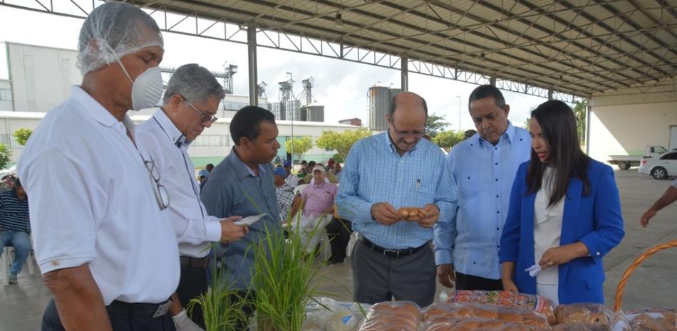 Autoridades del IAD e Inabie presentan el pan de harina de arroz.