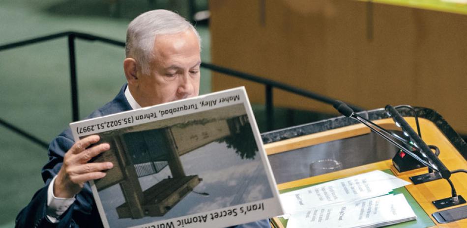 Reunión. El primer ministro israelí, Benjamin Netanyahu, se prepara para mostrar una fotografía, ayer en la sede de la ONU.