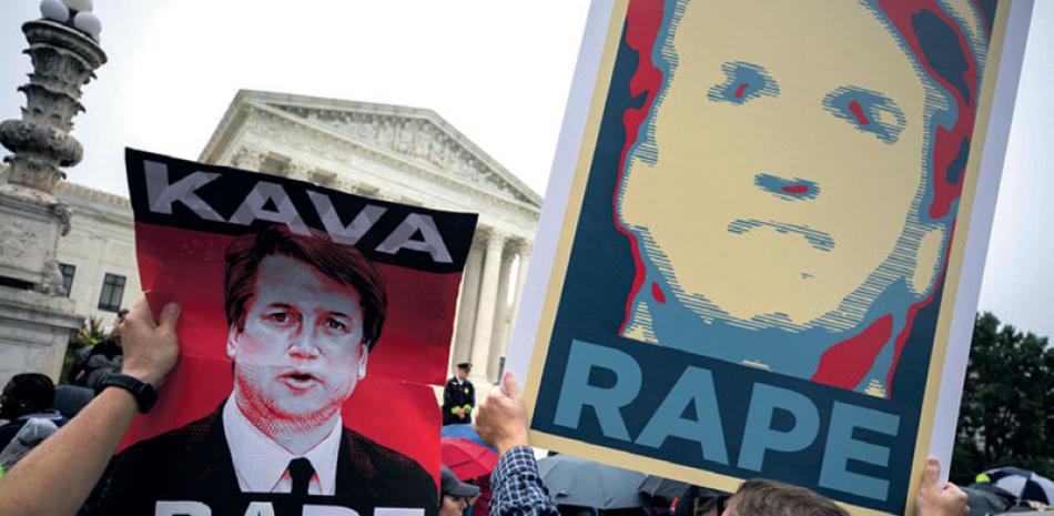 Protesta. Activistas protestan afuera de la Corte Suprema durante la audiencia de Brett Kavanaugh y Christine Blasey Ford.