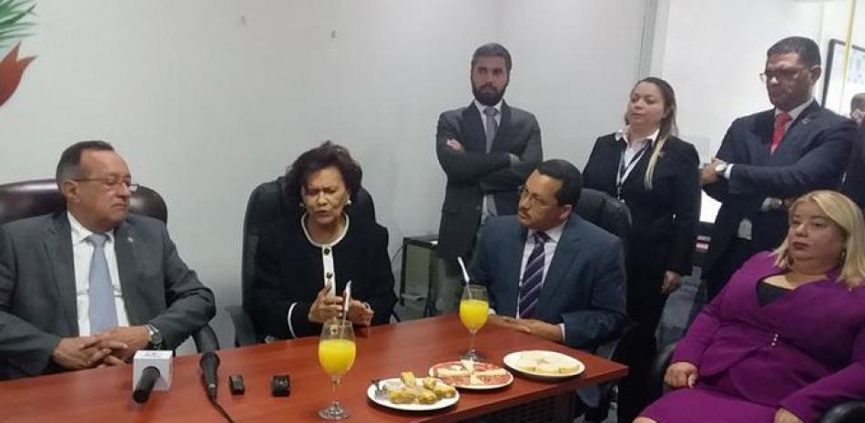 Reunión. El ministro de Medio Ambiente, Ángel Estévez y la Defensora del Pueblo, Zoila Martínez Guante.
