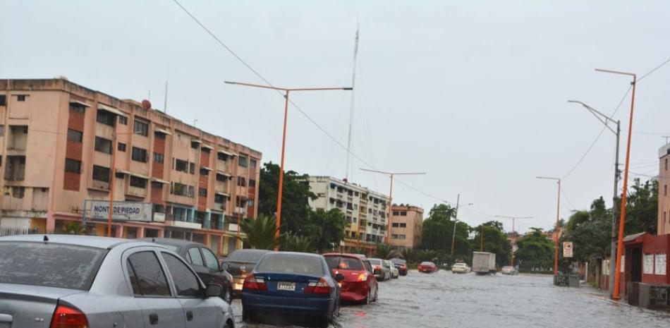 Dificultades. Las últimas lluvias caídas sobre Santo Domingo causaron inundaciones de muchas vías, obstaculizando el ltránsito y las labores contidianas. Ha tormenta Kirk amenaza con causar más problemas