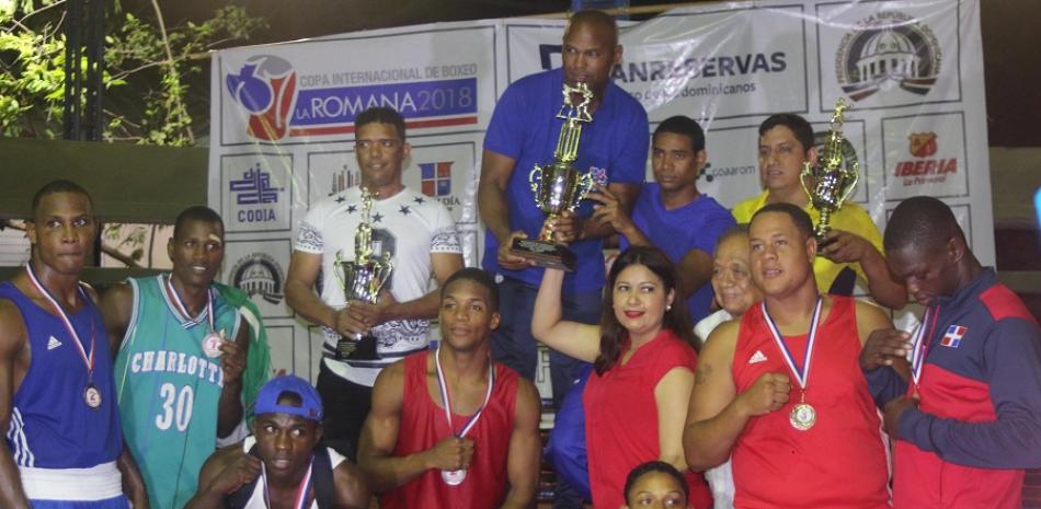 La diputada Mónica Lorenzo, presidenta del Comité Organizador, hace entrega de la Copa de Campeón a la delegación de República Dominicana, que conquistó el primer lugar de la versión 37 de la Copa Romana de Boxeo.