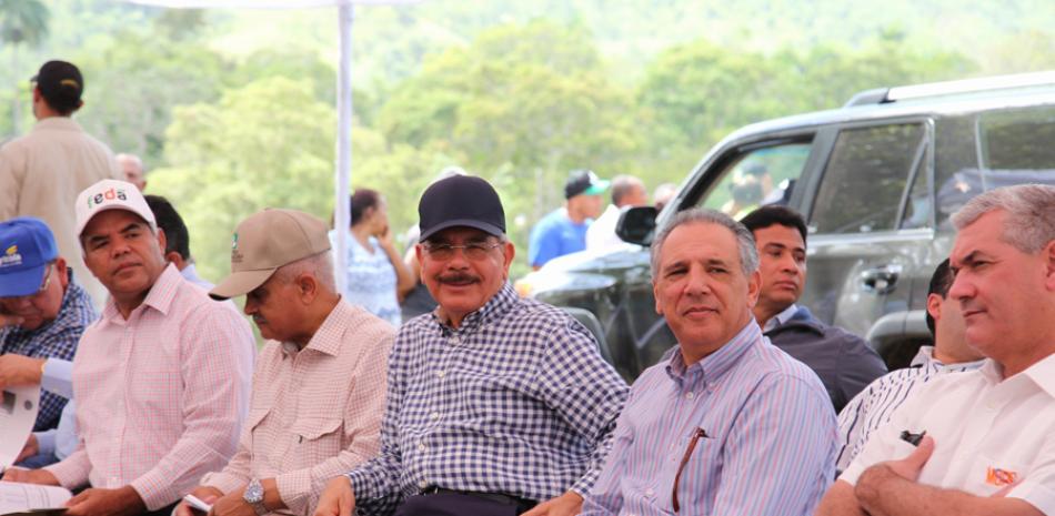 Visita. El presidente Medina estuvo ayer en Guananico, Puerto Plata, donde escuchó las necesidades de los cacaocultores.
