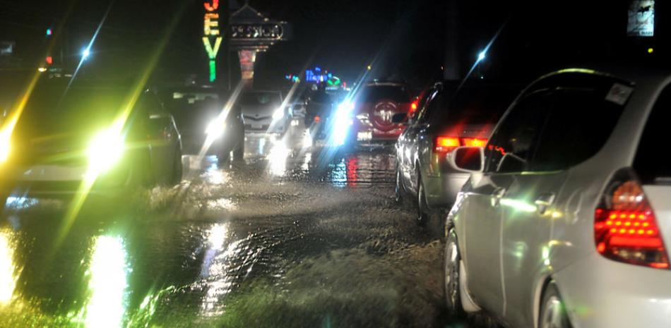 Inundaciones. Los constantes aguaceros provocaron inundaciones en diferentes calles y avenidas del Gran Santo Domingo.