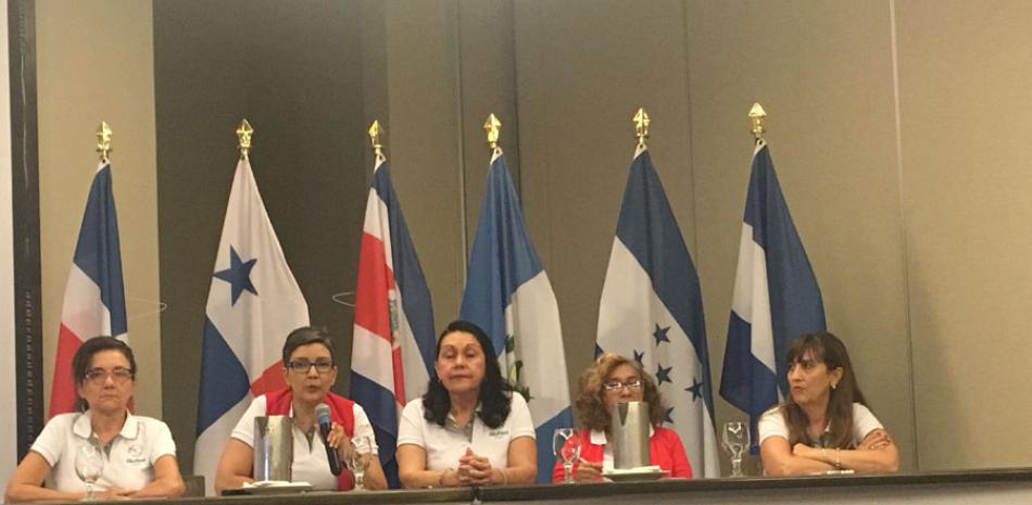Teresa Mártez, de República Dominicana, junto a la directiva de la Gobernanza de Biored, se dirige a los presentes en el acto.
