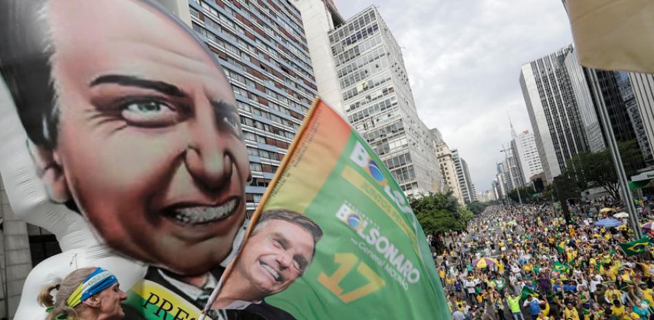 Ultraderecha. Simpatizantes del candidato presidencial Jair Bolsonaro del Partido Social Liberal se reunieron ayer en la avenida Paulista, en Sao Paulo.