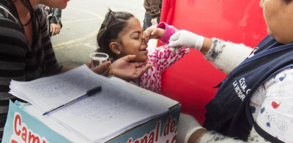 Una niña peruana recibe una medicina durante una campaña celebrada en Lima contra la desnutrición crónica y la anemia, el 30 de septiembre de 2018 | AFP