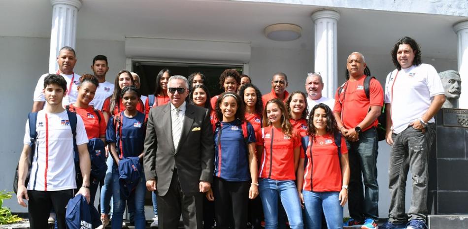 Luis Mejìa Oviedo, presidente del COD, junto a la delegación dominicana que partió este martes hacia Argentina, a los Juegos Olìmpicos de la Juventud.