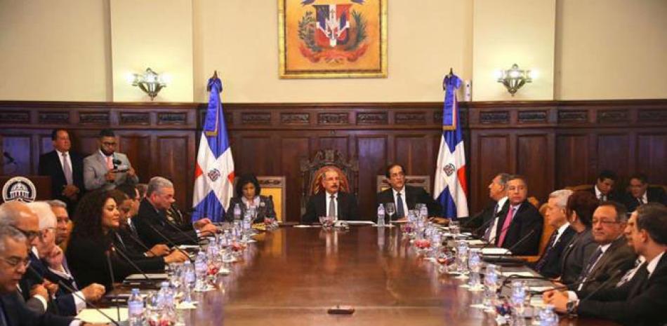 Reunión. Al fondo, el presidente Danilo Medina junto a su equipo de Gobierno debaten sobre el proyecto de presupuesto de 2019.