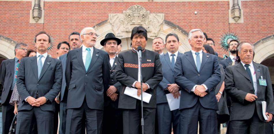 Insisteencia. El presidente de Bolivia, Evo Molares (centro), aseguró ayer que su país “nunca va a renunciar” a su aspiración de acceder a una salida soberana al océano Pacífico.