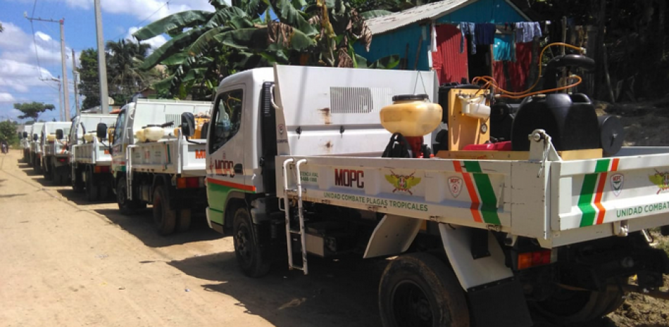 Jornada. Unidades de camiones usados en las labores de fumigación en barrios de la localidad Villa Verde, de Manoguayabo.
