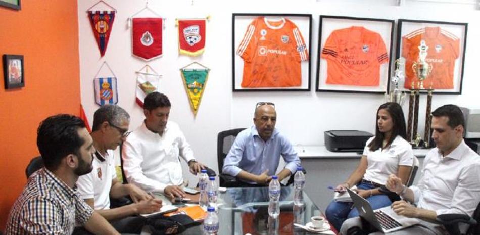 Félix Ledesma, centro, encabeza el encuentro con ejecutivos del club Cibao FC, en la que se ultimaron detalles de cara al partido que jugará la selección nacional de mayores el próximo 12 de octubre ante el equipo de Isla Cayman.