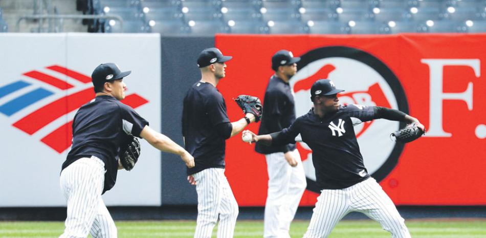 El lanzador abridor de los Yankees Luis Severino entrena junto a Mazahiro Tanaka y otros jugadores durante los entrenamientos de los Yankees ayer.