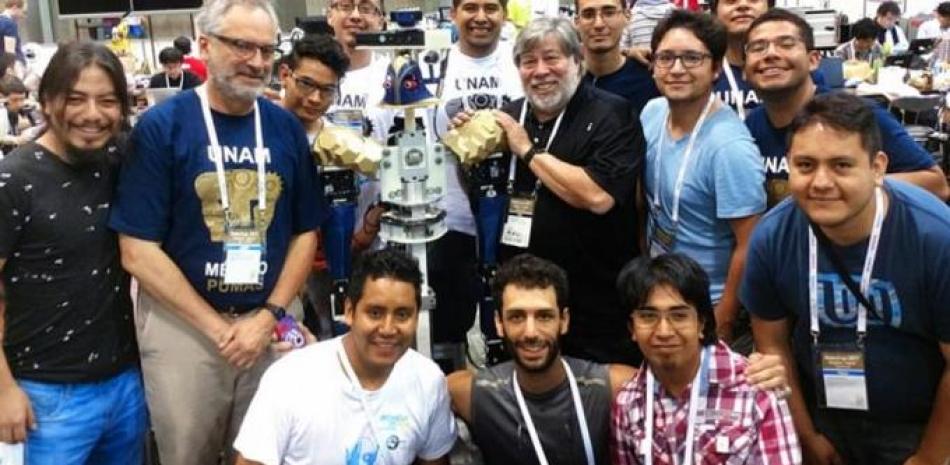 Justina, el androide creado por el Laboratorio de Biorrobótica de la Facultad de Ingeniería de la Universidad Nacional Autónoma de México. (Foto de twitter)