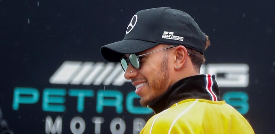 Un sonriente Lewis Hamilton aguarda por el turno de sus rivales en la sesión de prácticas del circuito de Suzuka.