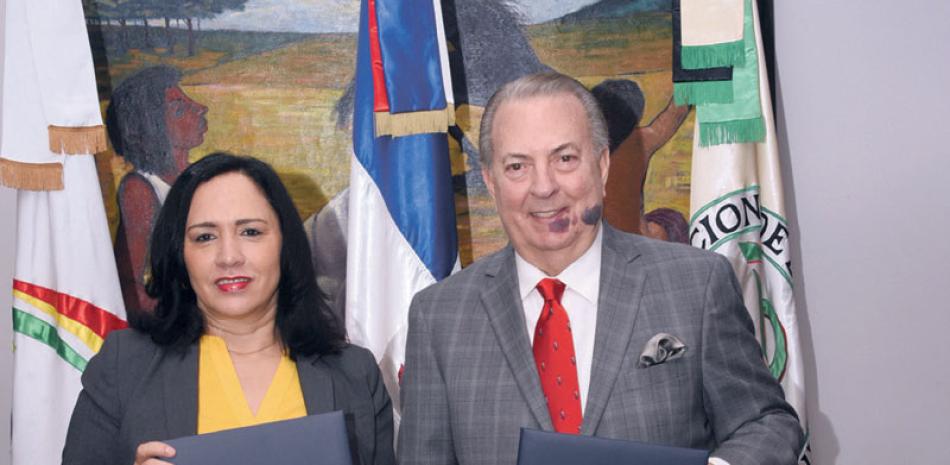 Personalidades. Eduardo Selman y Nathalie María durante el anuncio de la nueva medida.