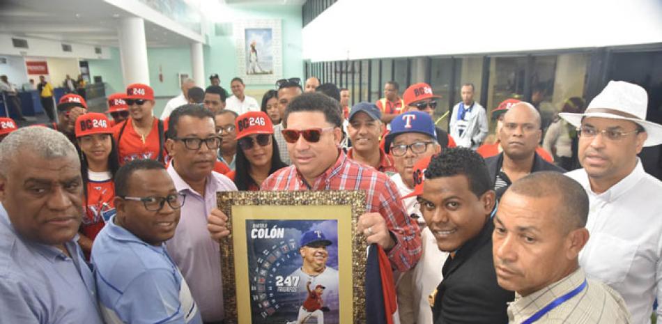 Miembros de la Asociación de Cronistas Deportivos de Puerto Plata, encabezados por Pedro López Ortega, entregan un reconocimiento al lanzador de Grandes Ligas Bartolo Colón.