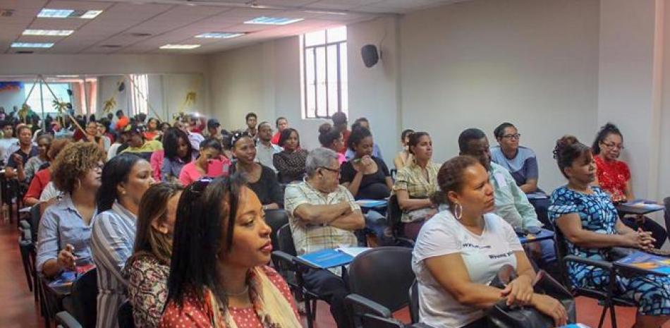 Dominicanos residentes en España participan del taller organizado por el Consulado.