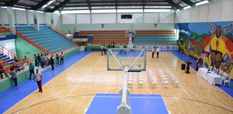 El embellecido polideportivo de Salcedo remozado por el Ministerio de Deportes para los XIV Juegos Deportivos Nacionales a celebrarse del 6 al 16 de diciembre.