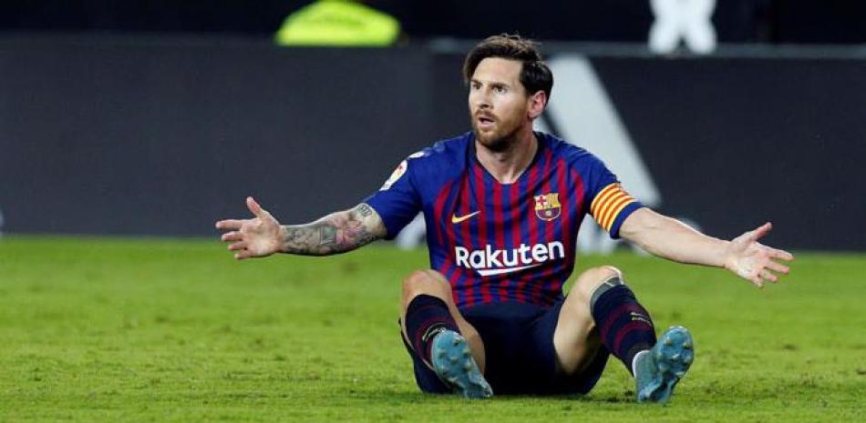 El delantero argentino del FC Barcelona Lionel Messi reacciona durante el partido de la octava jornada de Liga en Primera División frente al Valencia en el estadio de Mestalla.