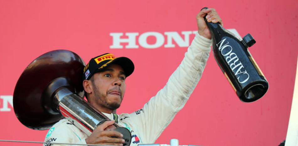 El piloto británico Lewis Hamilton, de Mercedes, festeja en el podio tras ganar el Gran Premio de Japón de la Fórmula Uno, en el Circuito de Suzuka.