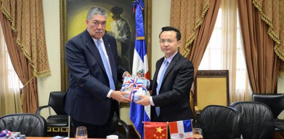 El ministro Miguel Mejía entrega a Zhang Run ejemplares de obras publicadas sobre el programa Educar para Integrar.