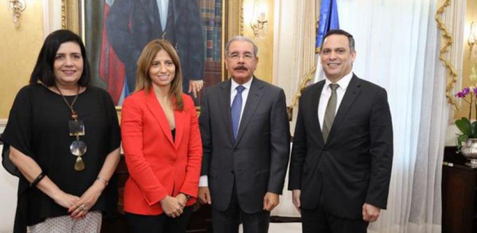 Presentes. Desirée Logroño, Ana Figueiredo, Danilo Medina y Henry Molina.