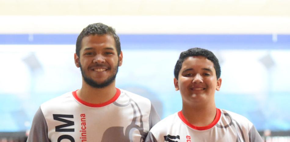Gregory Morin jr y Robertico Morin, ganadores de la medalla de oro en pareja en el torneo de boliche en SBC.