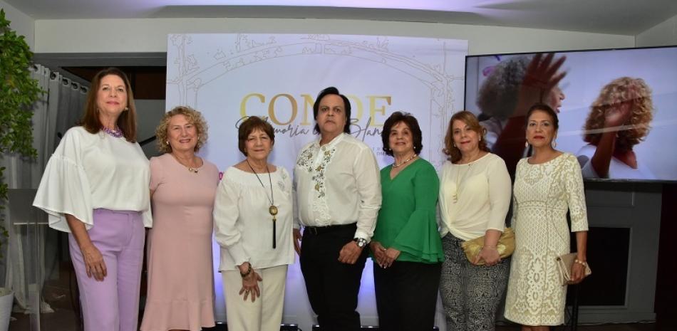 Rosalia Coen de Cochon, Rosario Bonarelli de Varela, María Teresa Rodríguez de Elmudesi, Leonel Lirio, Carmen de Turbides, Elizabeth de la Maza y Nancy Gross.