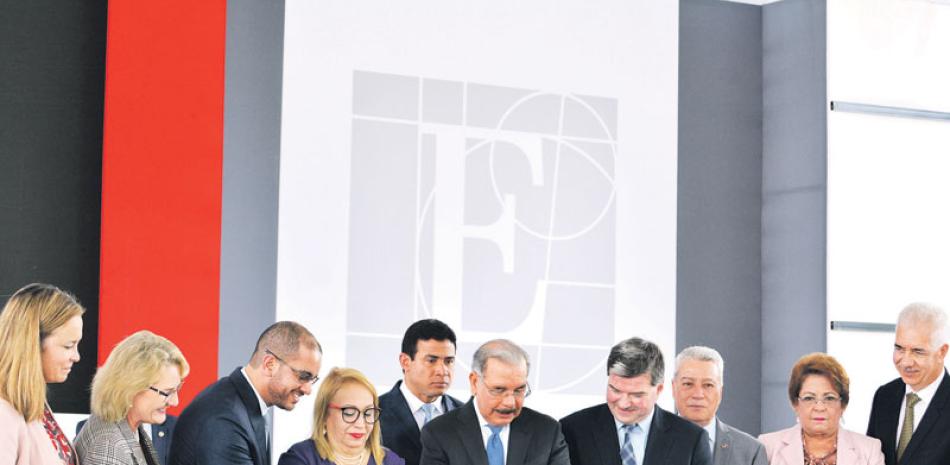 Corte de cinta. El Presidente de la República, Danilo Medina, junto a funcionarios y ejecutivos de Edwards Lifesciences Corporation, realizan el corte de cinta de la nueva planta.