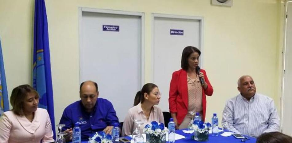 Acto. Marta Reyes dio la bienvenida a los presentes en el acto de Salcedo, en su condición de directora de Salud Mental local.
