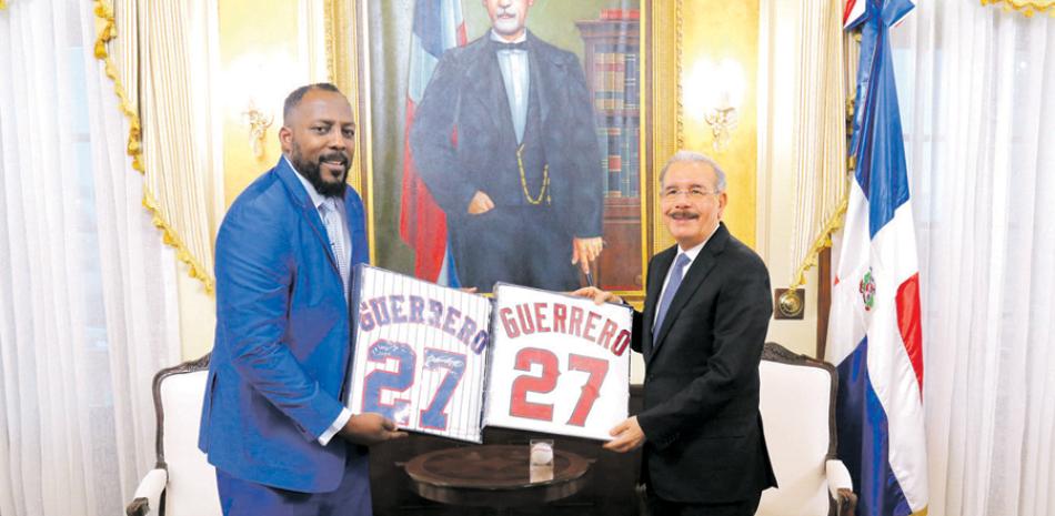 Vladimir Guerrero hace entrega de dos camisetas al mandatario Danilo Medina durante su visita al palacio de Gobierno.