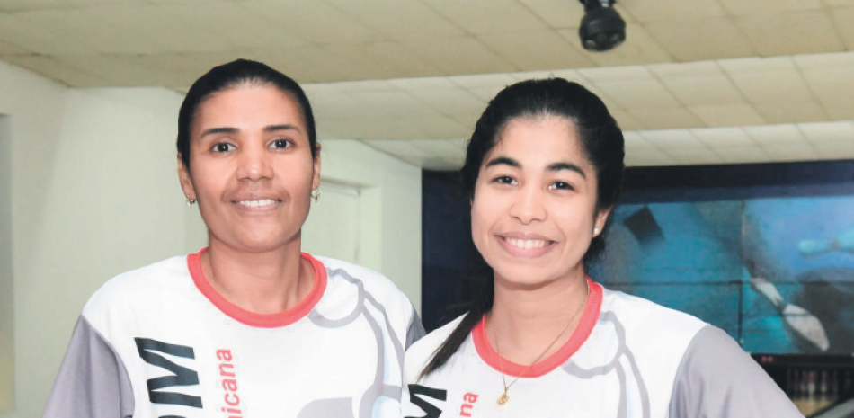 La pareja formada por María Teresa Ramírez y Yesenia Rosario, ganadora de medalla de oro en el Torneo Nacional de Boliche.