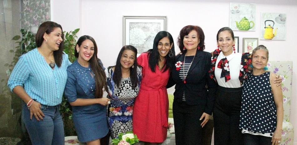 Yenny Lovera, Wanda Sánchez, Jacqueline Ramos, Rosa Arredondo, Candida Ortega, Claudine Nova y Aurora Martínez.