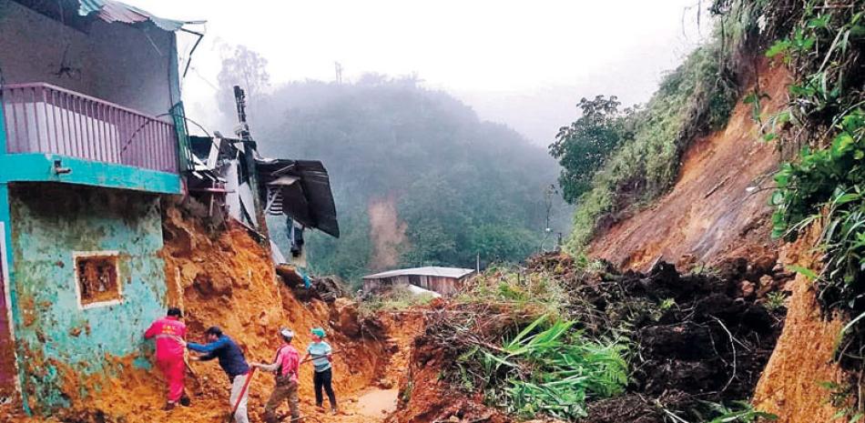 Operativos. Labores de rescate en medio de las viviendas destruidas ayer por el deslizamiento generado por un fuerte aguacero en el municipio de Marquetalia, Caldas, en Colombia.