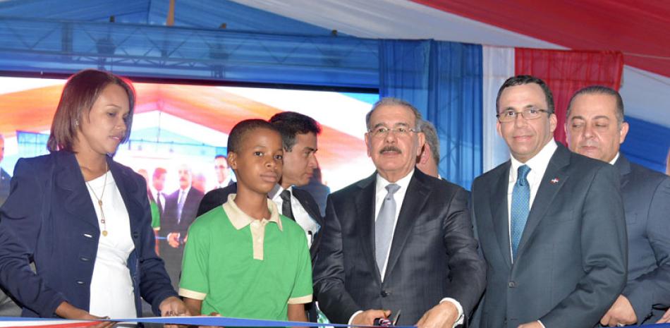 Gestión. El presidente Danilo Medina entregó ayer dos escuelas que acogerán a más de 1,200 estudiantes en San Pedro de Macorís.