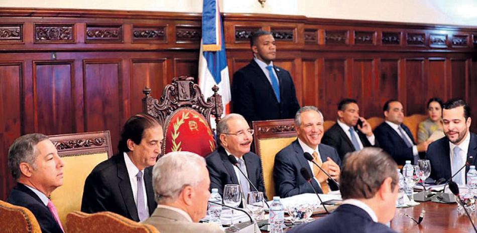 Reunión. El presidente de la República, Danilo Medina, encabeza la sexta reunión del Pleno del Consejo Nacional de Competitividad, integrado por representantes del sector público y privado.