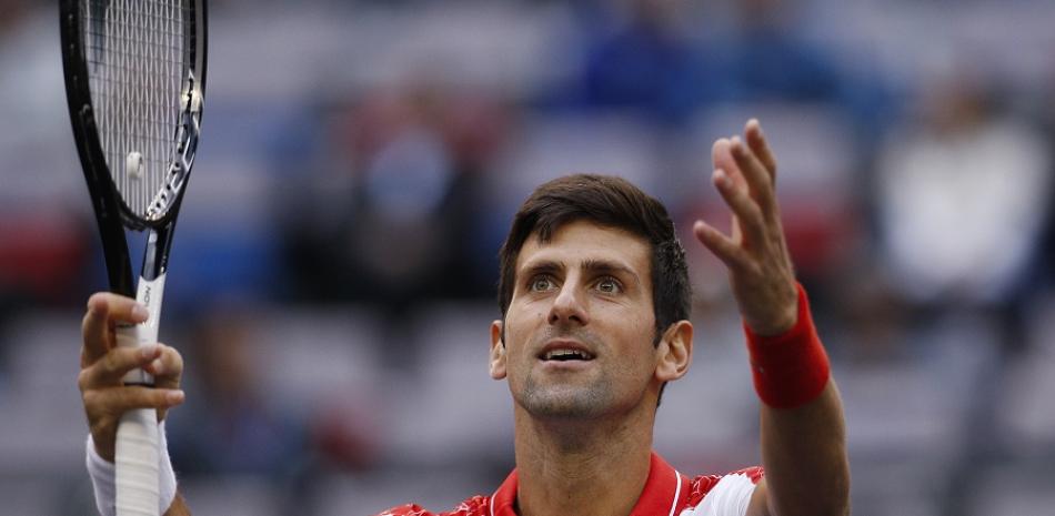 El serbio Novak Djokovic mira al cielo luego de eliminar a Kevin Anderson.