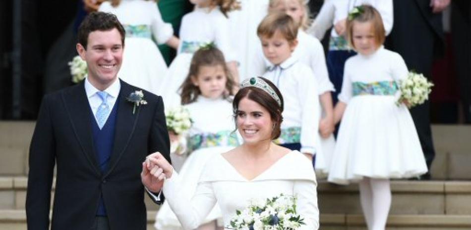 La princesa Eugenia (d) y su marido Jack Brooksbank (i) abandonan la capilla de San Jorge en Windsor (Reino Unido) tras su enlace, 12 de octubre de 2018. EFE/ Neil Hall
