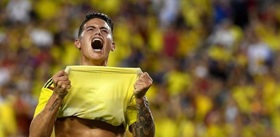 El colombiano James Rodríguez celebra luego de anotar un gol durante un partido amistoso entre Colombia y EE.UU., en Tampa, Florida.