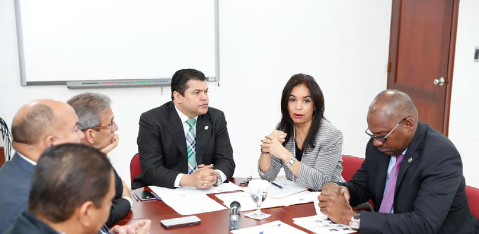 Claudia Franchesca de los Santos y el alcalde Alfredo Martínez ofrecieron ayer explicaciones a la Comisión de la Cámara de Diputados que estudia el caso de la terminal de autobuses.