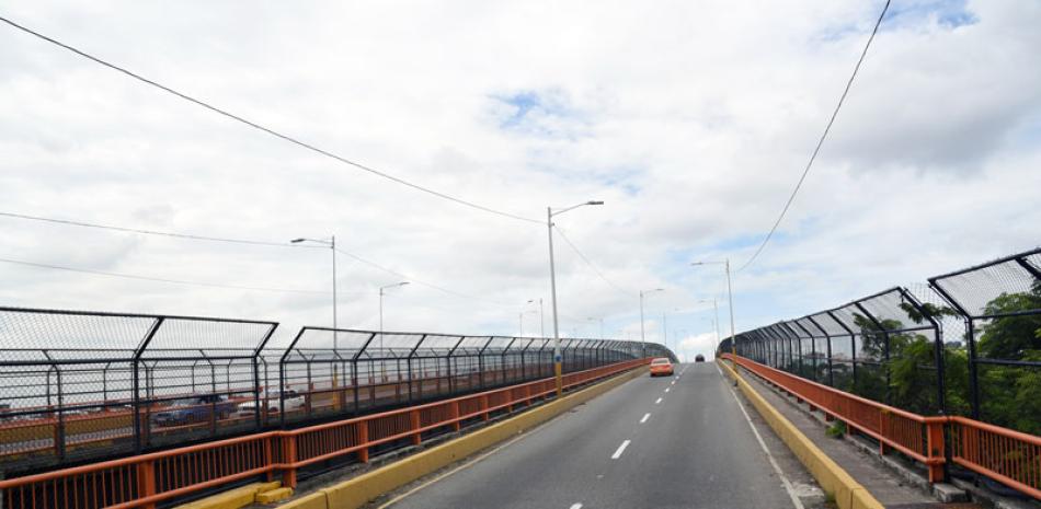 Transporte. El puente conecta el DN con Santo Domingo Este.
